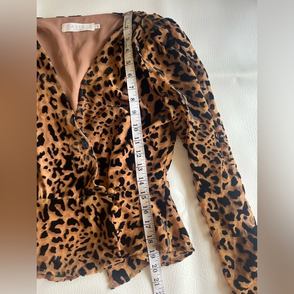 ASTR the label Iris leopard print long sleeve velvet wrap top size XS - Picture 12 of 12